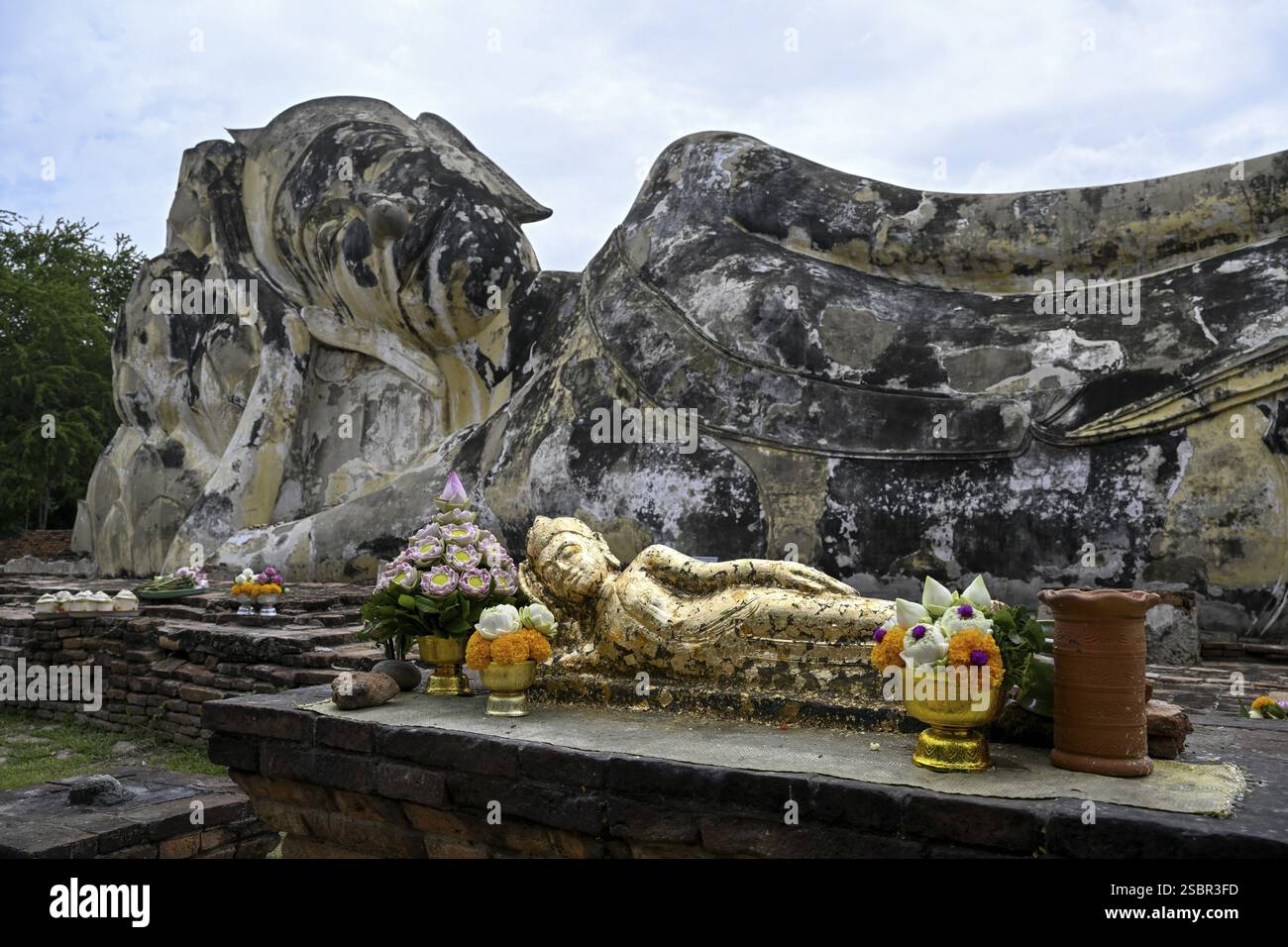 Buddha sdraiato a Wat Lokayasutharam, Tempio del Buddha riposante, Ayutthaya, Provincia di Ayutthaya, Thailandia, Asia Foto Stock