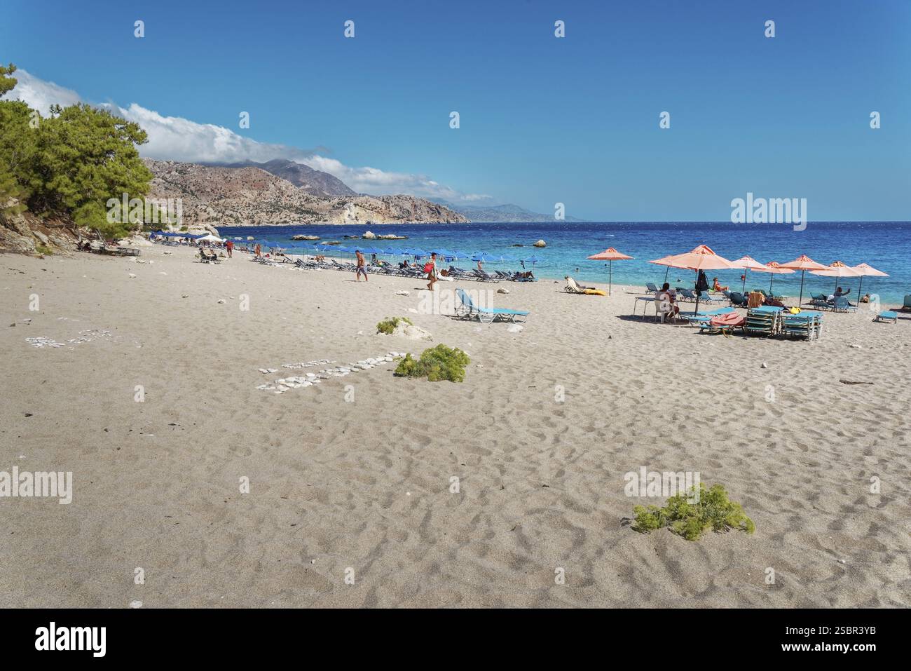 Scenario della soleggiata spiaggia di Apella con sdraio sul mare, spiaggia di Apella, Karpathos, Grecia, Europa Foto Stock