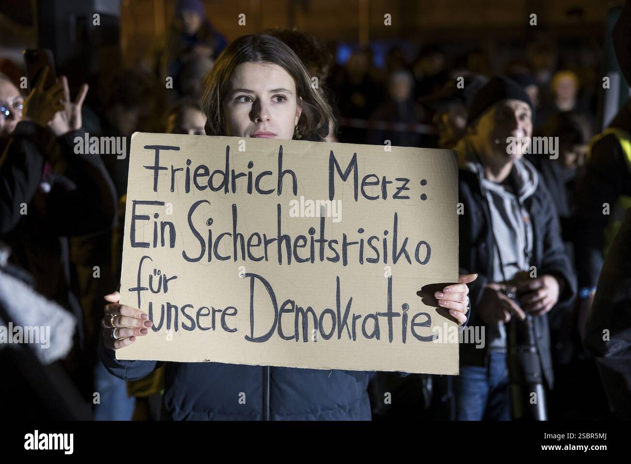 L'attivista per il clima Luisa Neubauer con il cartello Friedrich Merz: Un rischio per la sicurezza per la nostra democrazia alla manifestazione con il motto Brandmauer statt Bran Foto Stock L'attivista per il clima Luisa Neubauer con il cartello Friedrich Merz: Un rischio per la sicurezza per la nostra democrazia alla manifestazione con il motto Brandmauer statt Bran Foto Stock