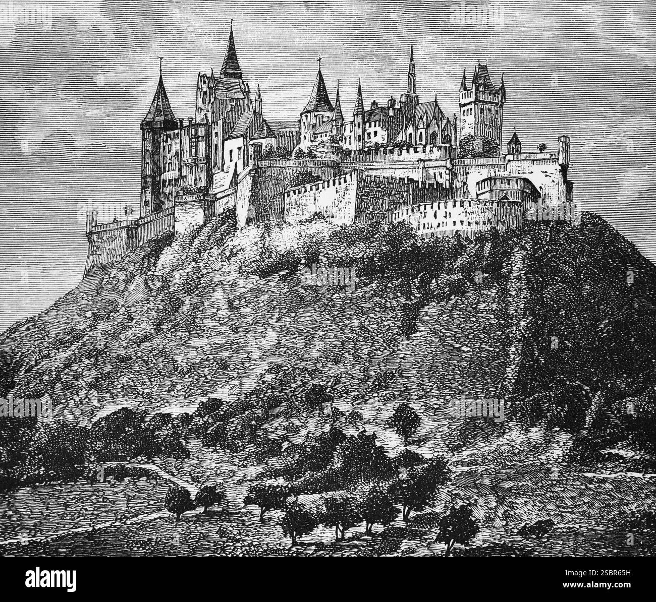 Castello di Hohenzollern a Bisingen, sede ancestrale del Casato di Hohenzollern, alta nobiltà, mura del castello, molte torri, posizione protettiva su una montagna Foto Stock