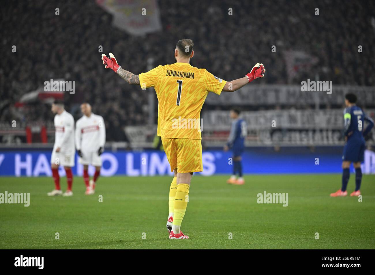 Portiere Gianuigi Donnarumma FC Paris Saint-Germain PSG (01) gesto da dietro Champions League, MHPArena, MHP Arena Stuttgart, Baden-Wuer Foto Stock