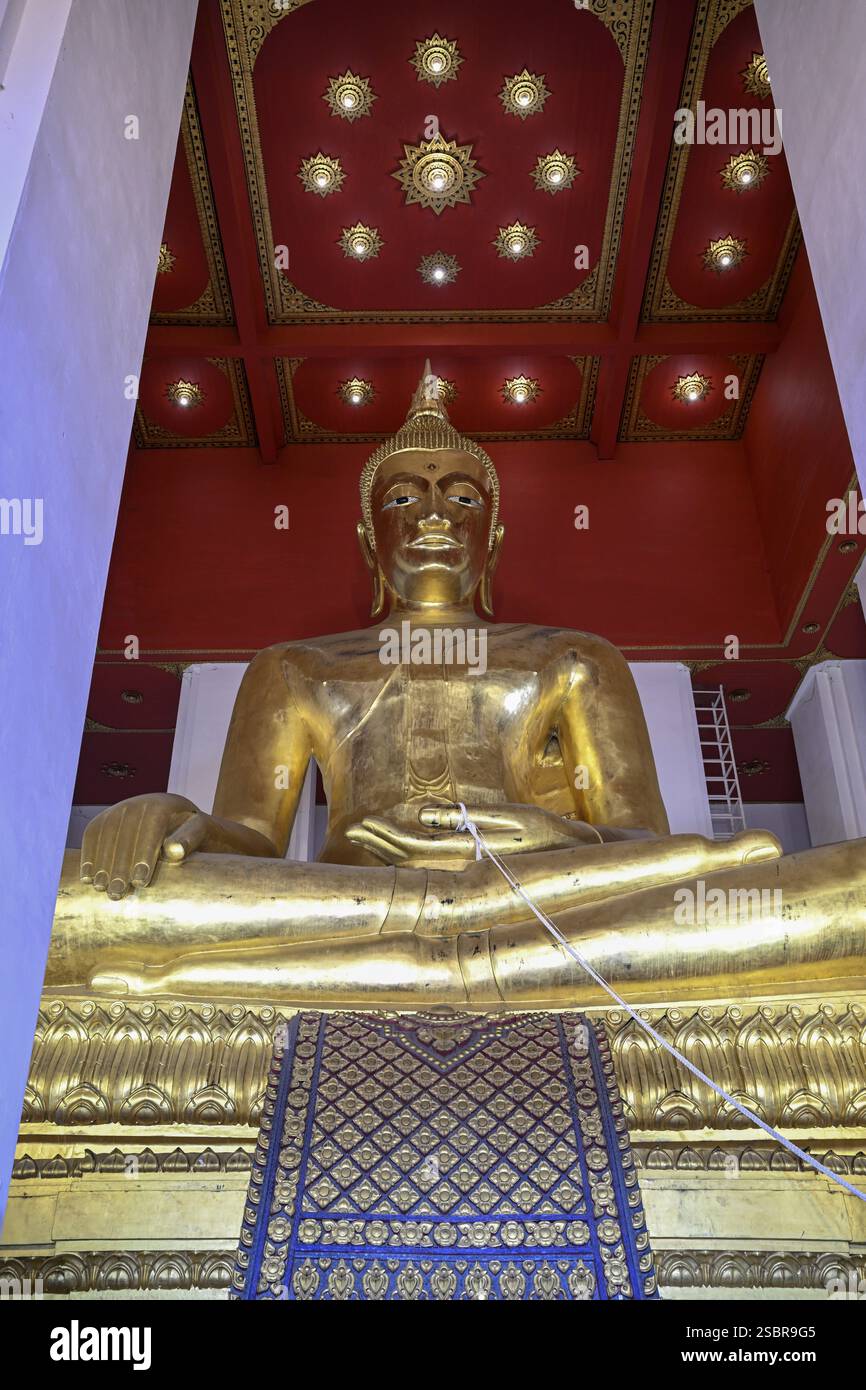 Grande Buddha dorato in posizione di loto, Wat Mahathat Yuwaratrangsarit, tempio buddista, Ayutthaya, provincia di Ayutthaya, Thailandia, Asia Foto Stock