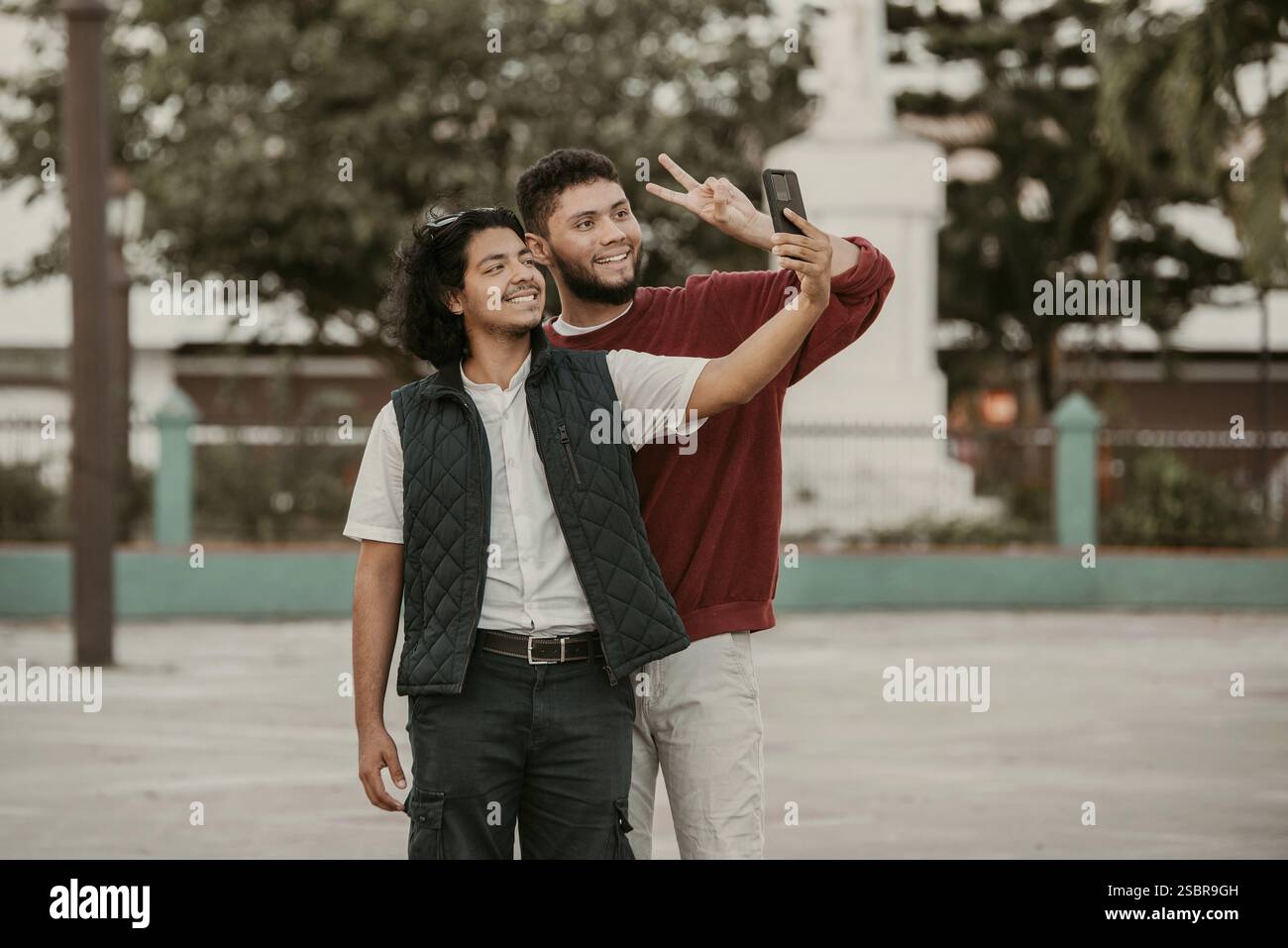 Due amici maschi che fanno un selfie per strada. Ritratto di amici divertenti che fanno un selfie per strada Foto Stock