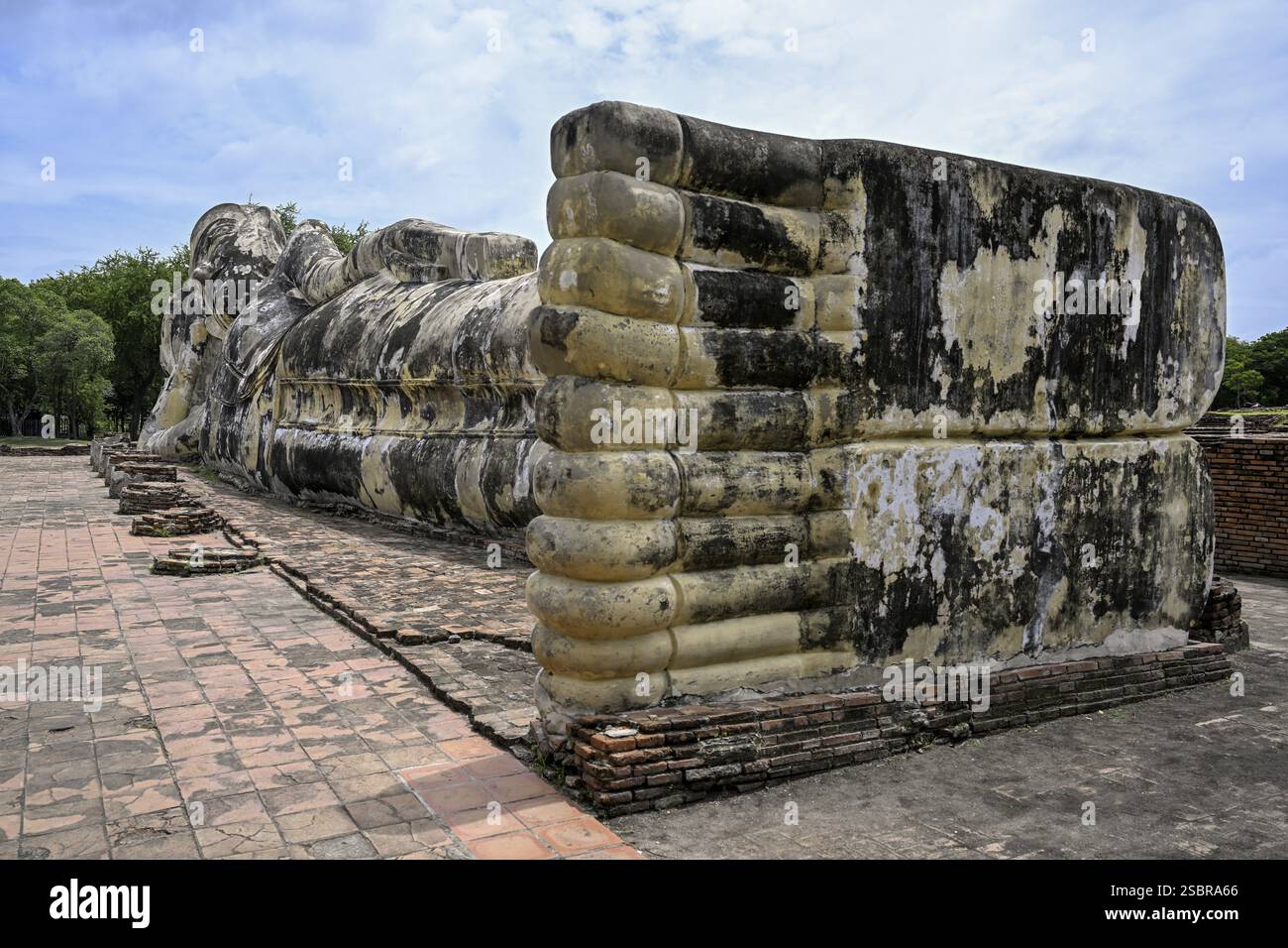 Buddha sdraiato a Wat Lokayasutharam, Tempio del Buddha riposante, Ayutthaya, Provincia di Ayutthaya, Thailandia, Asia Foto Stock
