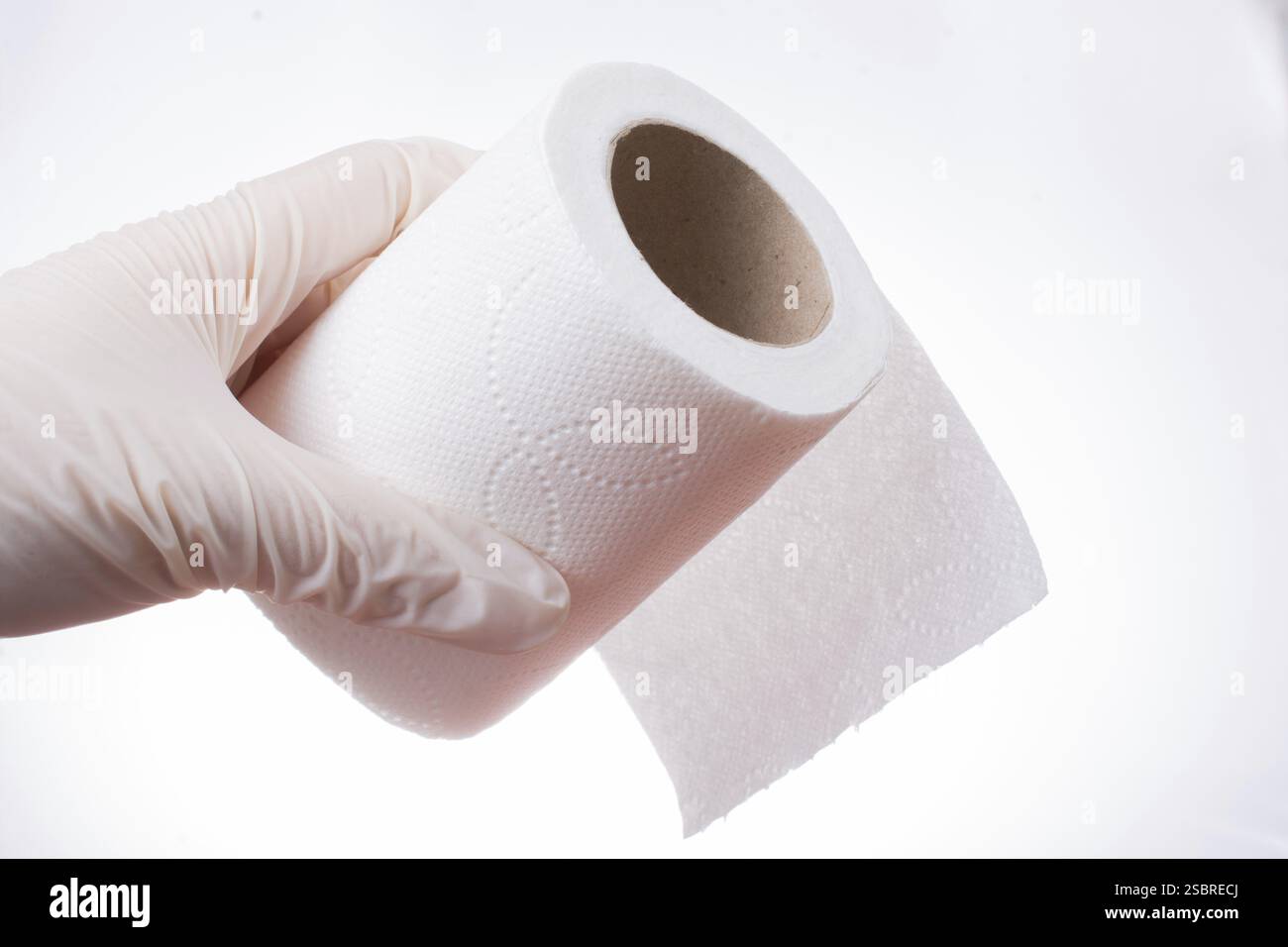 Primo piano con le mani in guanti di gomma. Guanto medico Foto Stock