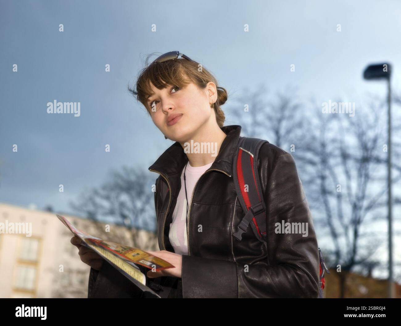 Giovane donna con una mappa della città in mani Foto Stock