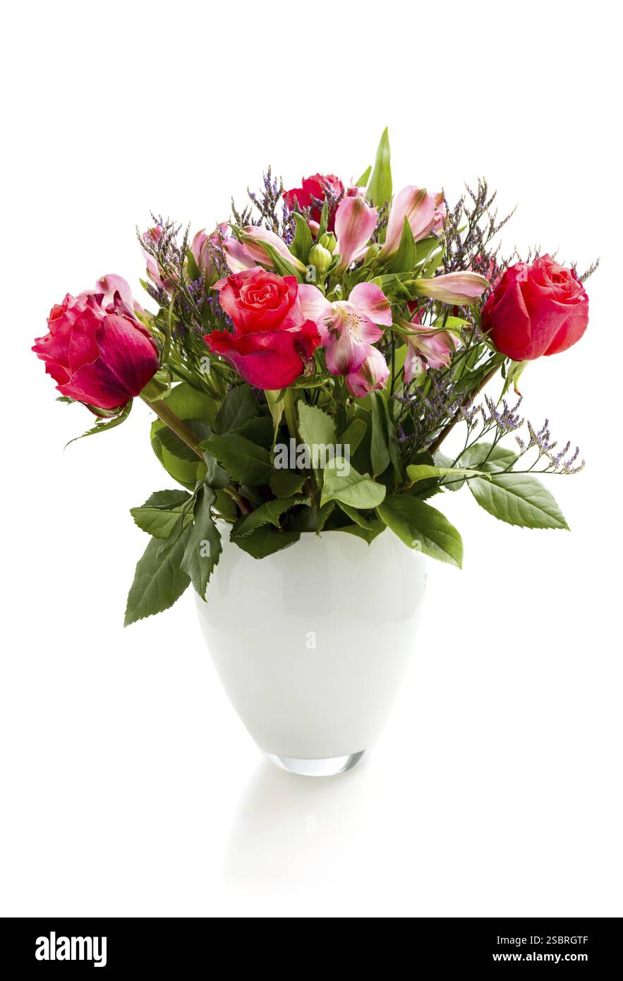 Bouquet di rose rosse in fiore in vaso su sfondo bianco Foto Stock