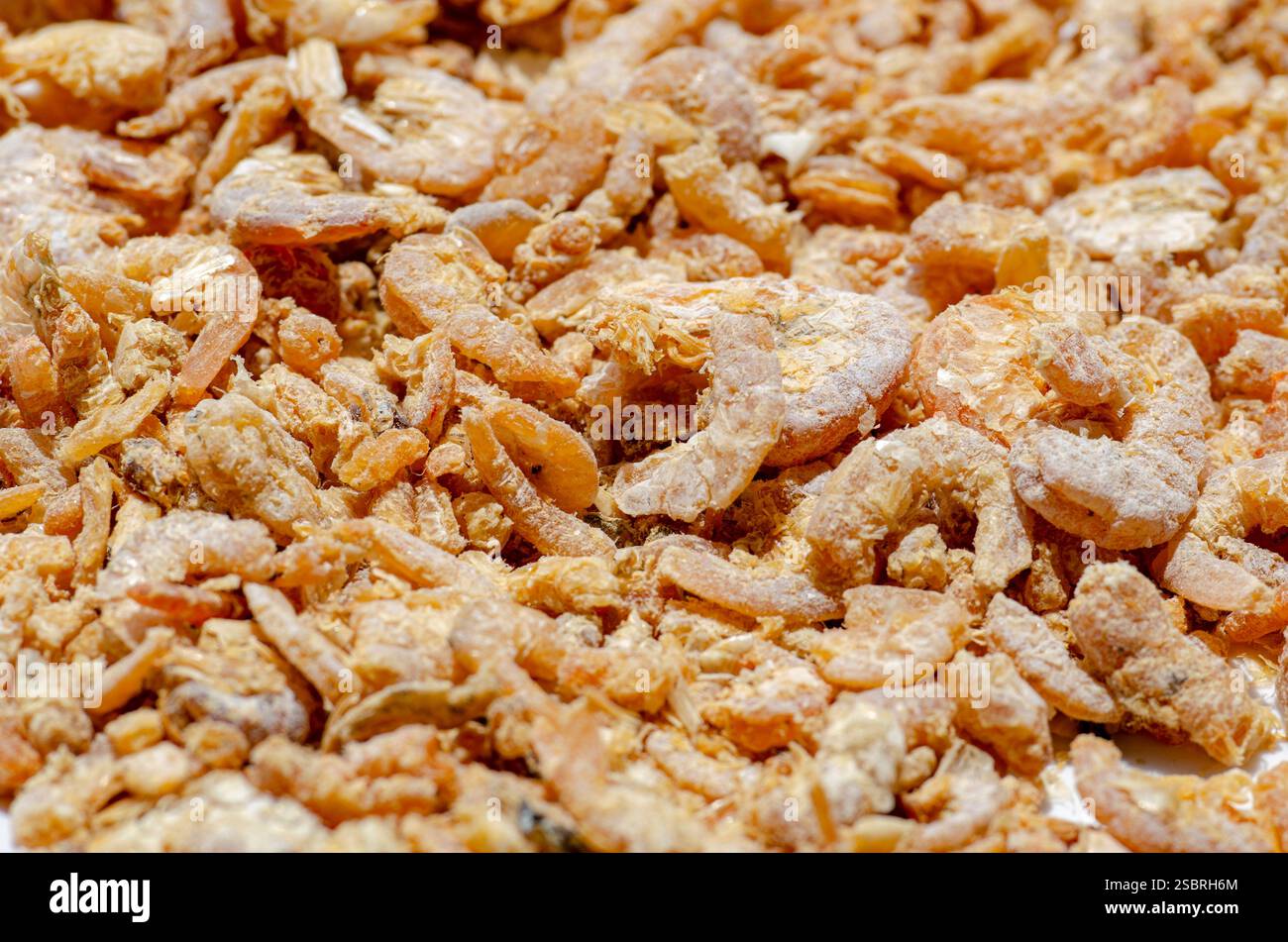 Primo piano sul mercato dei gamberetti secchi. Cucina a base di pesce. Foto Stock