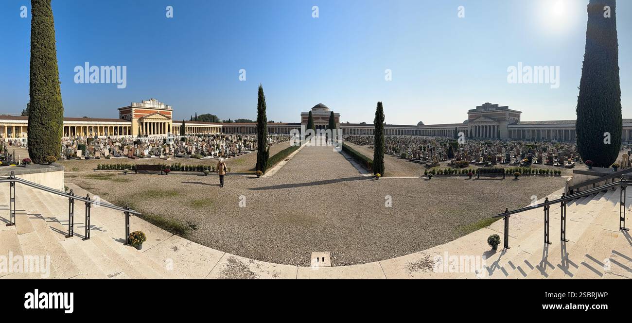 VERONA, ITALIA - 29 OTTOBRE 2024: Panorama del cimitero del Cimitero Monumentale di Verona Foto Stock