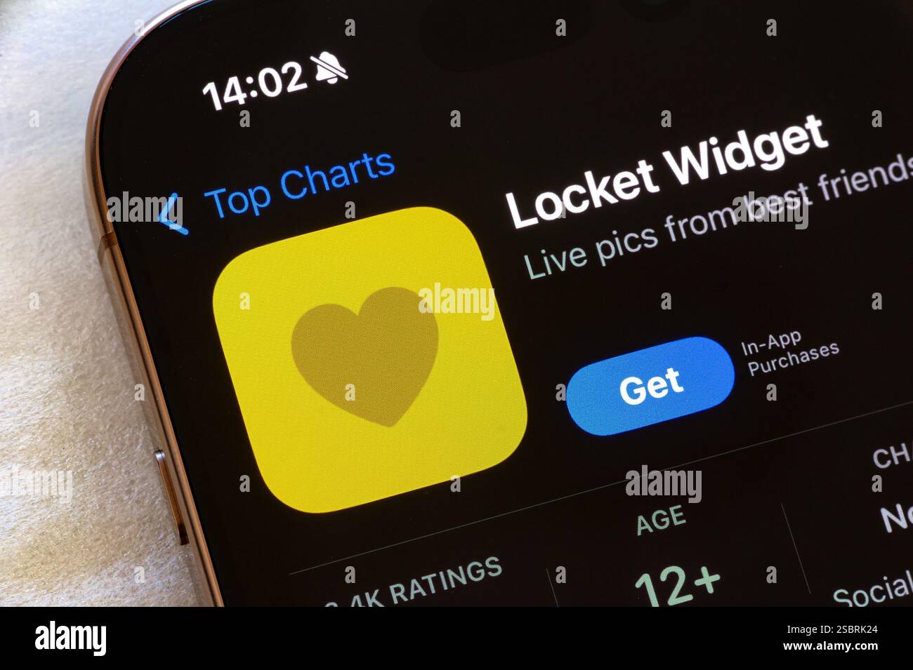 OSTRAVA, CECHIA - 23 NOVEMBRE 2024: App store con widget di localizzazione applicazione mobile per social media Foto Stock