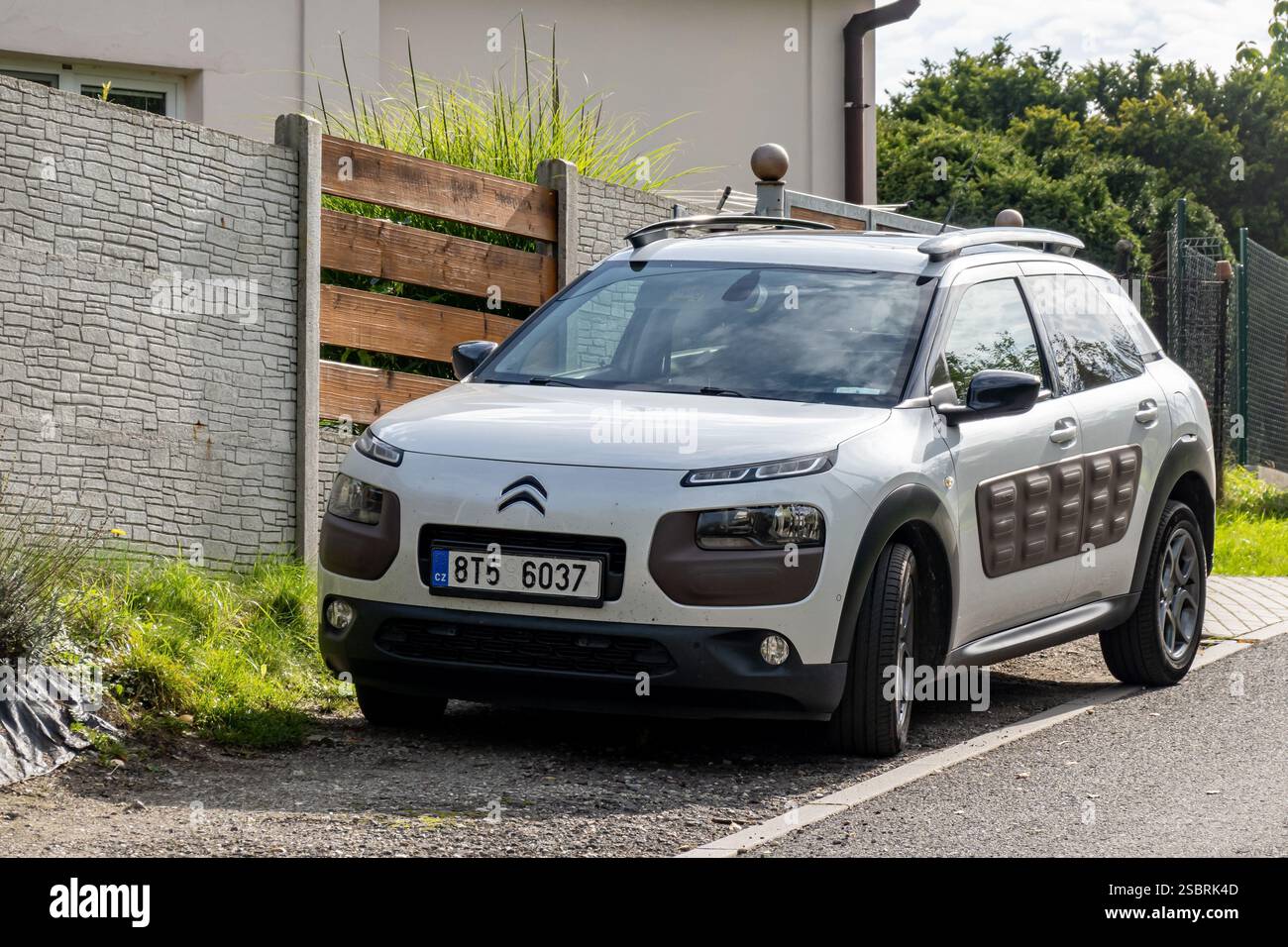 ORLOVA, CECHIA - 12 OTTOBRE 2023: Crossover White Citroen C4 Cactus parcheggiato in strada Foto Stock