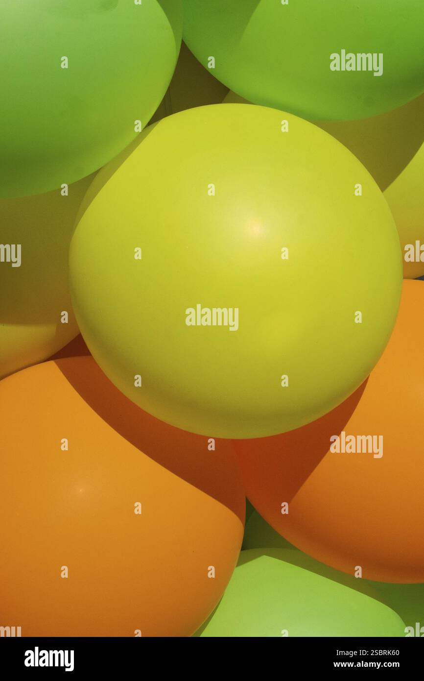 Mazzo di palloncini multicolore per la festa all'aperto Foto Stock