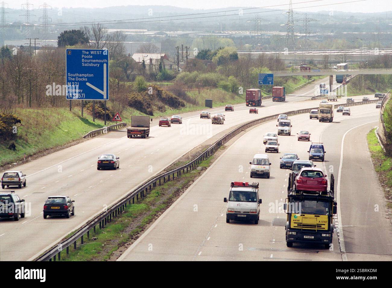 Traffico di veicoli diretto verso ovest sulla M27 vicino alla stazione di servizio di Rownhams, Southampton, Hampshire, Regno Unito nel 2000. Foto Stock