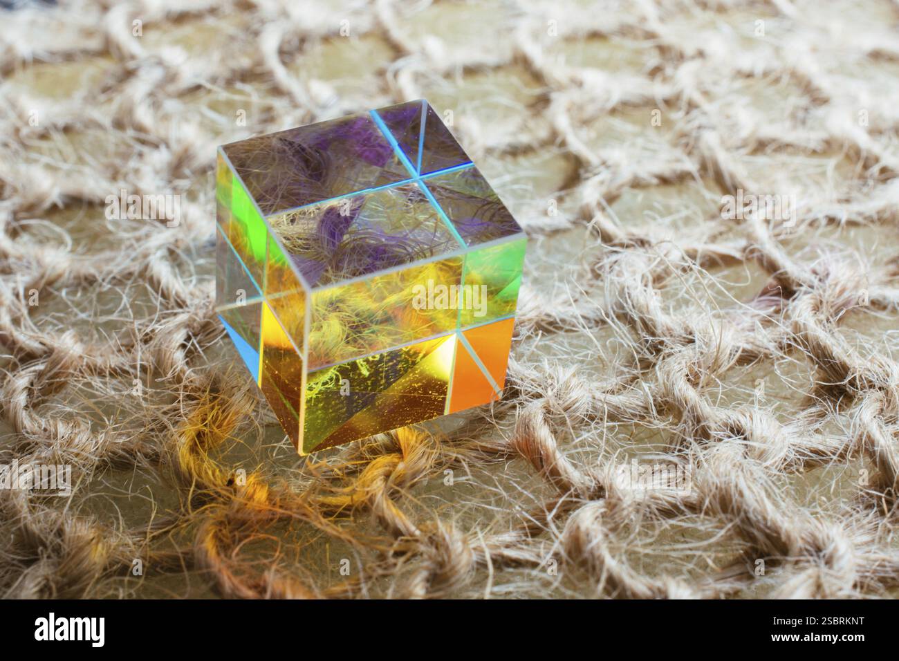 Cubo di vetro ottico dispersione della luce, spettro. Rifrazione dei raggi in ottica fisica Foto Stock