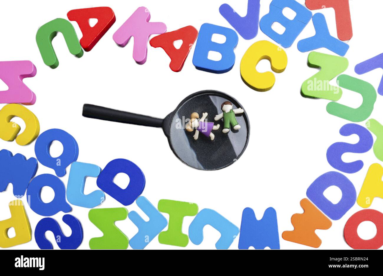 Lettere in legno colorate dell'alfabeto inglese su sfondo bianco, spazio copia Foto Stock