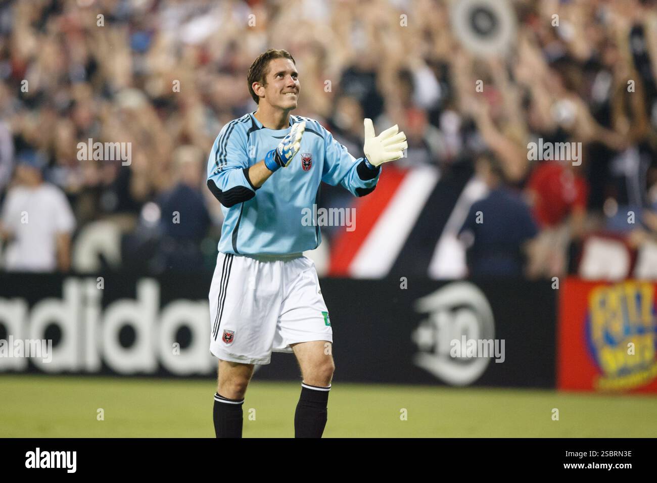 Il portiere del DC United Troy Perkins festeggia mentre guarda un video replay di un gol contro i New York Red Bulls durante una partita di Major League Soccer il 23 settembre 2006 all'RFK Stadium di Washington, DC. Solo uso editoriale. Uso commerciale vietato. (Fotografia di Jonathan Paul Larsen / Diadem Images) Foto Stock