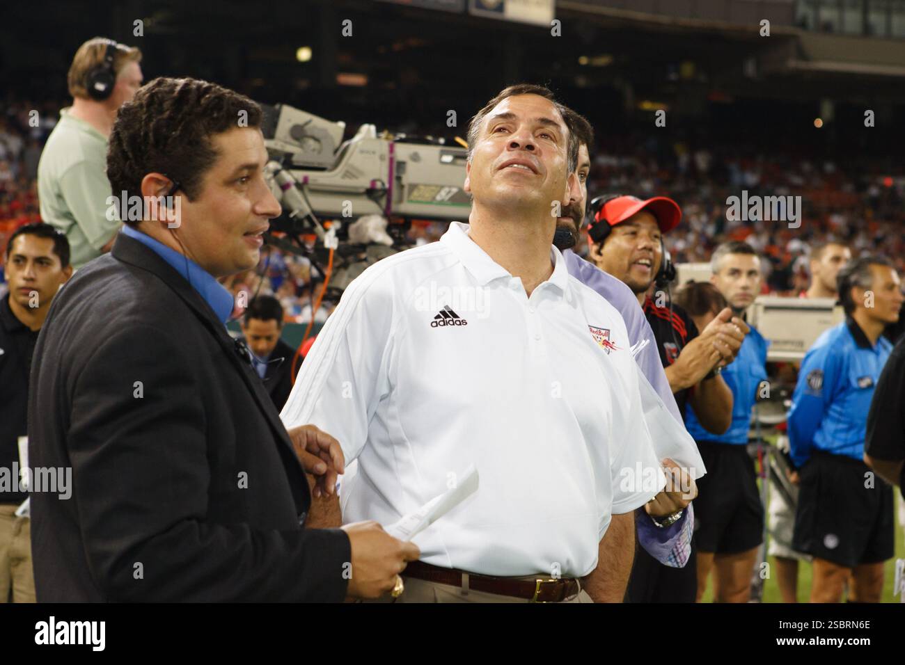 Bruce Arena, allenatore dei New York Red Bulls, guarda i video replay mentre il DC United onora la squadra del DC United del 1996 che Arena ha allenato per il MLS Championship. La cerimonia pre-partita è stata prima di un match tra il DC United e i New York Red Bulls che il DC United ha vinto per 4-3. Il 23 settembre 2006 al RFK Stadium di Washington, DC. Solo per uso editoriale. Uso commerciale vietato. (Fotografia di Jonathan Paul Larsen / Diadem Images) Foto Stock