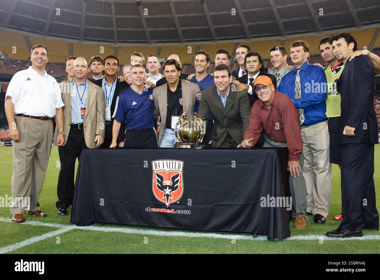 I membri della squadra vincitrice del campionato MLS Cup 1996 del DC United partecipano a una cerimonia del decimo anniversario che li rende omaggio prima di una partita di Major League Soccer tra il DC United e i New York Red Bulls il 23 settembre 2006 all'RFK Stadium di Washington, DC. Solo uso editoriale. Uso commerciale vietato. (Fotografia di Jonathan Paul Larsen / Diadem Images) Foto Stock