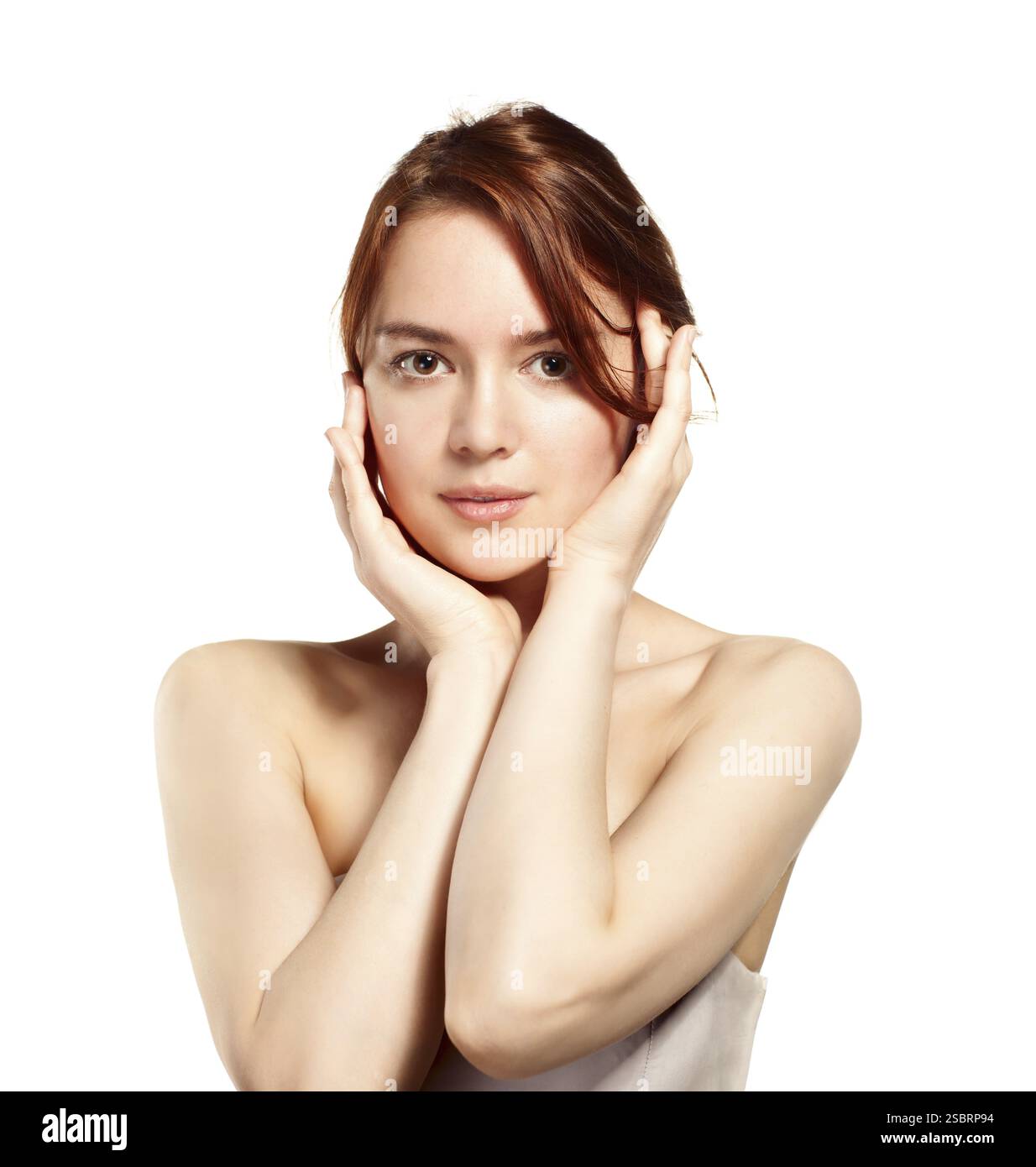 Ritratto informale di una bella donna sicura di sé isolata su sfondo bianco in studio Foto Stock