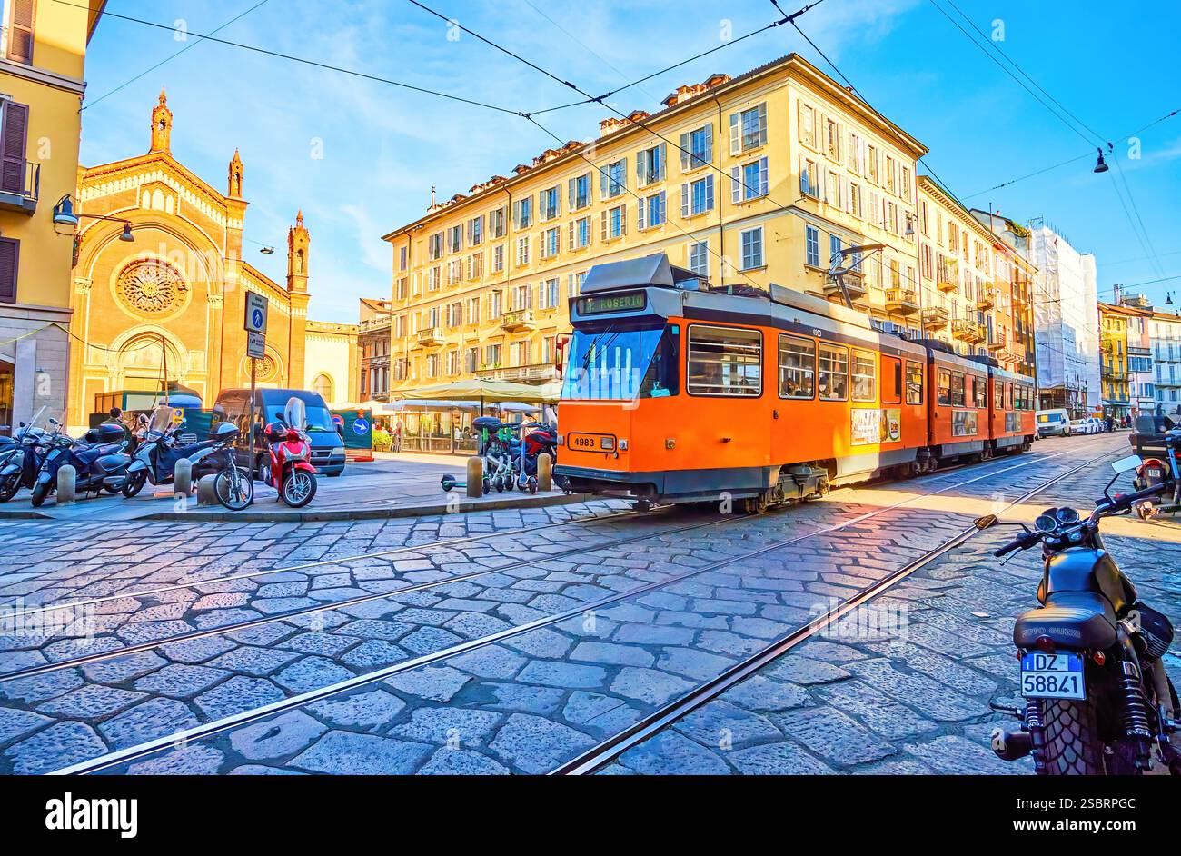 MILANO, ITALIA - 11 APRILE 2022: Moderne corse in tram nel quartiere di Brera, passando per Piazza del Carmine, il 11 aprile a Milano Foto Stock