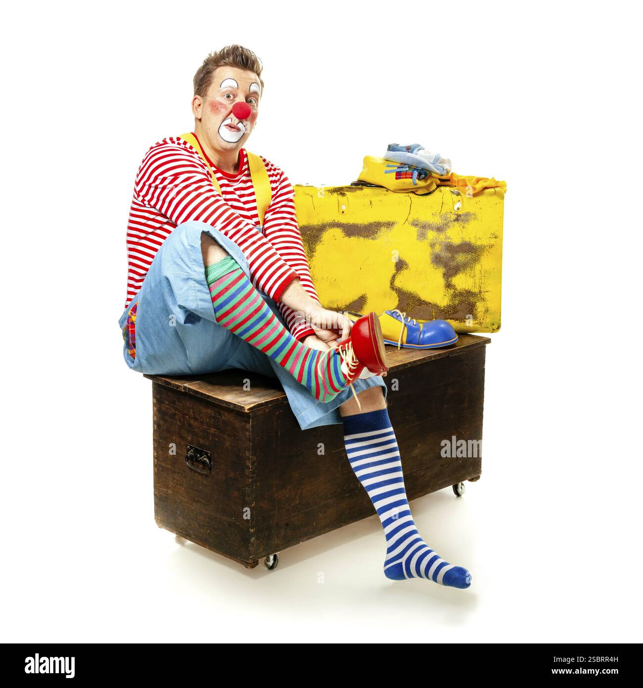 Un buffo clown con un'espressione gioiosa e sorridente, isolato su sfondo bianco Foto Stock
