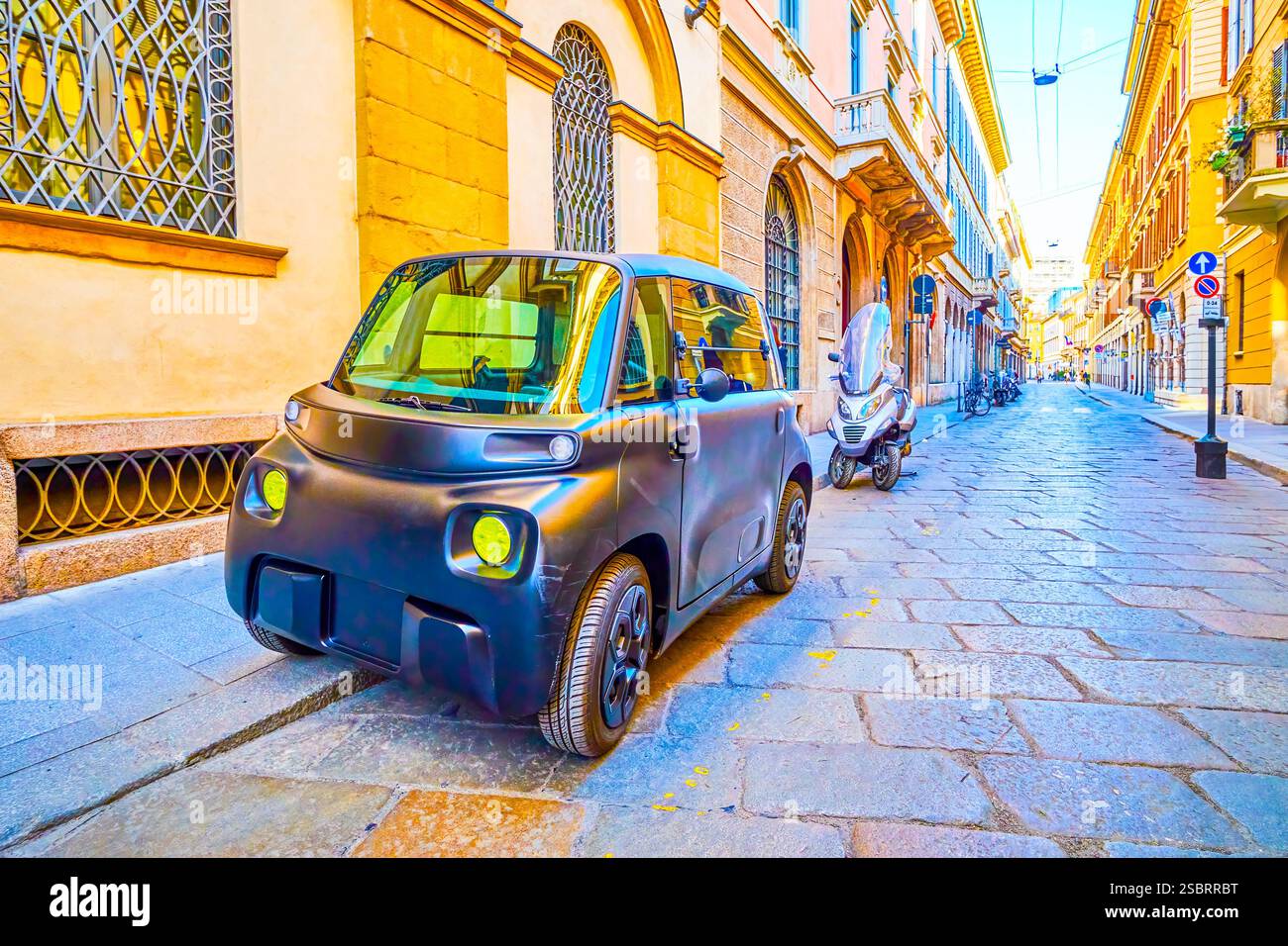 Il compatto EV (auto elettrica) Citroen AMI sulla strada nel quartiere Brera a Milano Foto Stock