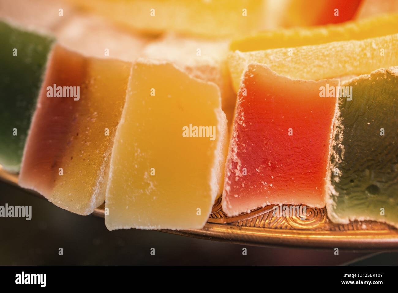 Il carico dei tradizionali delizie turche lokum rivestite con zucchero caramella morbida Foto Stock