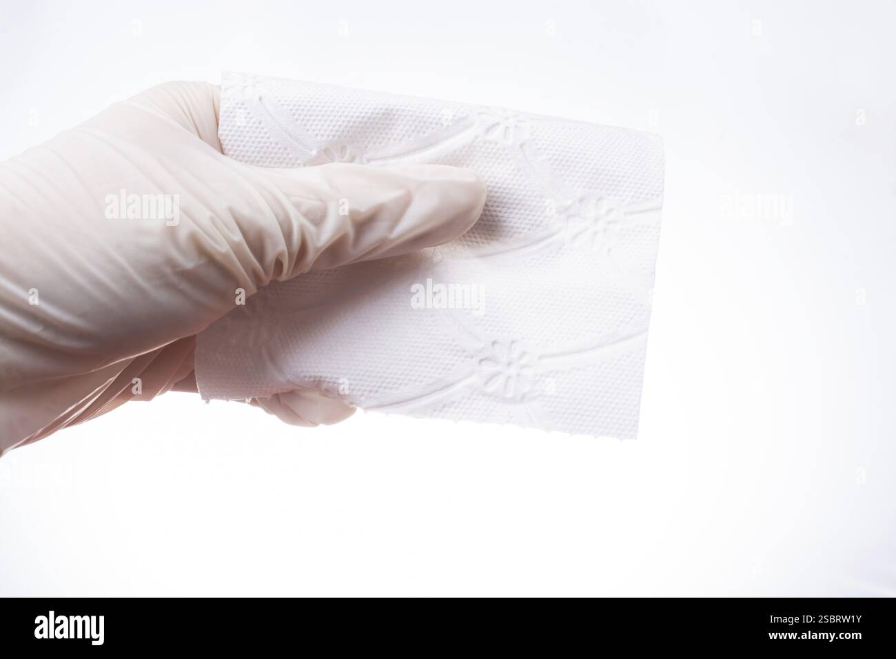 Primo piano con le mani in guanti di gomma. Guanto medico Foto Stock