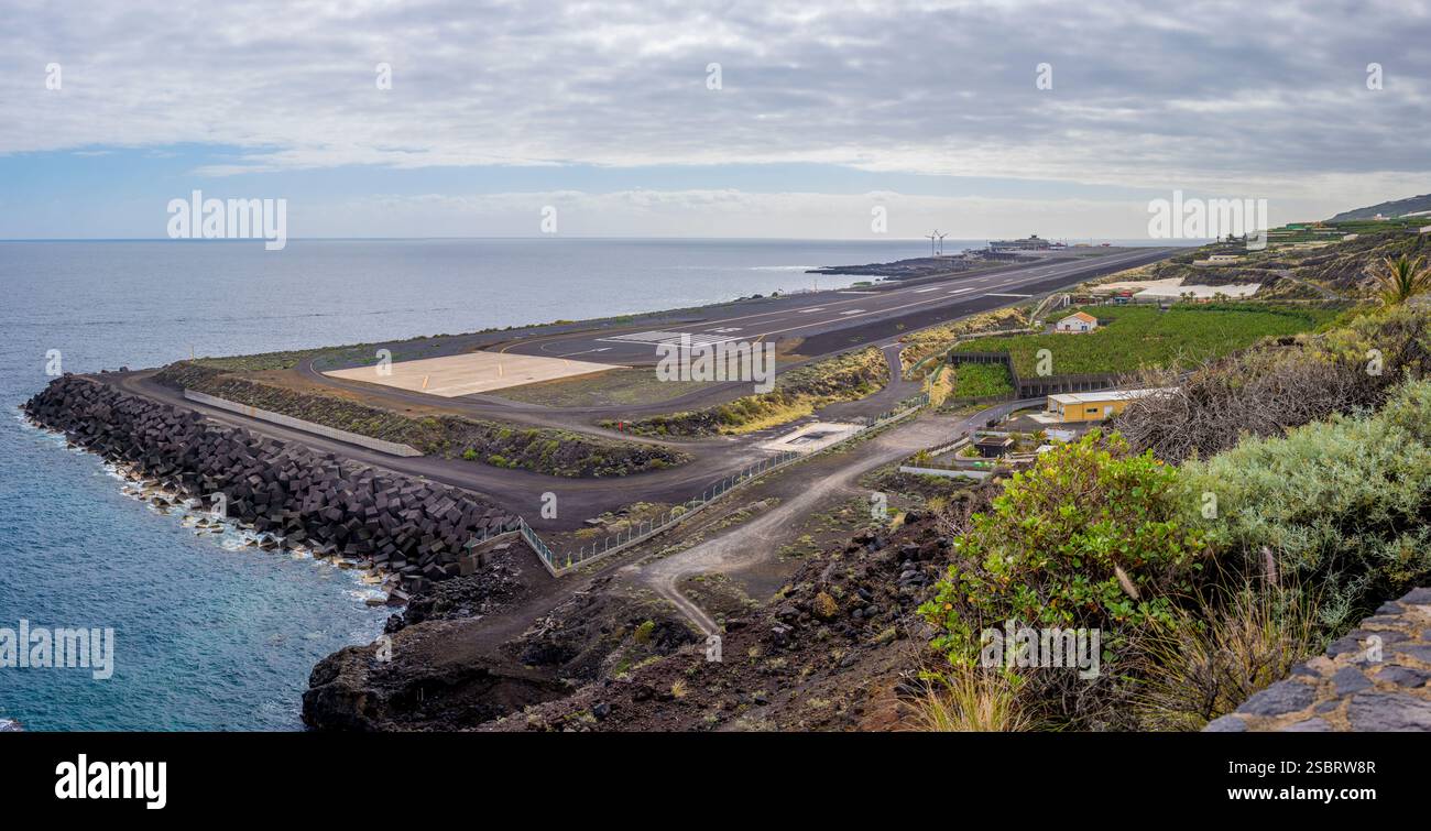 Santa Cruz de la Palma, Spagna, 17 gennaio 2025: Vista panoramica sulla pista dell'aeroporto di Aena la Palma dal Mirador del Aeropuerto de la Palma Foto Stock