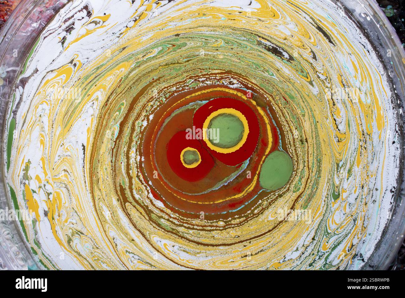 Bella arte astratta di tecniche di pittura di marbling Ebru sull'acqua con vernici acriliche Foto Stock