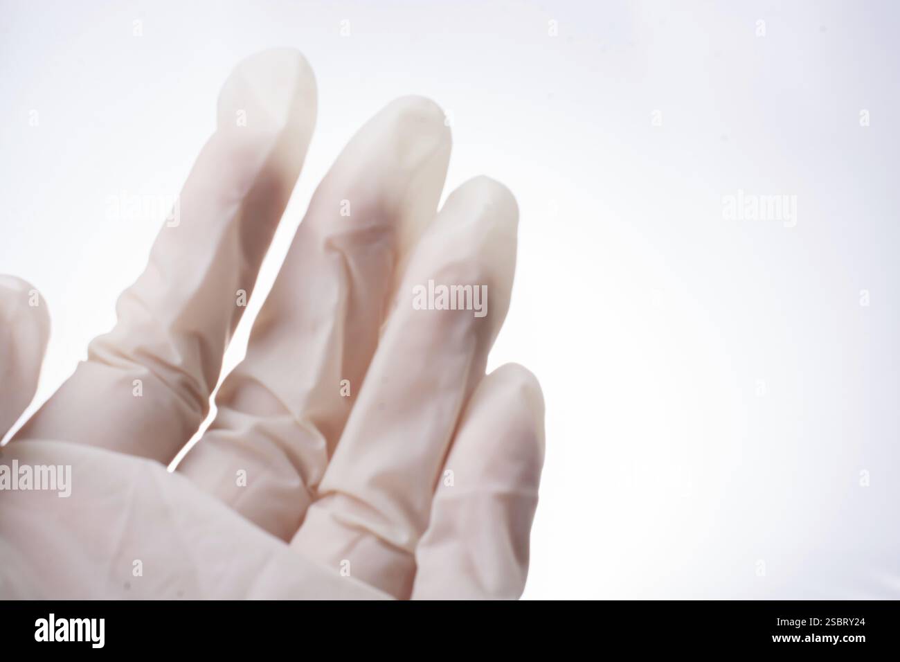 Primo piano con le mani in guanti di gomma. Guanto medico Foto Stock