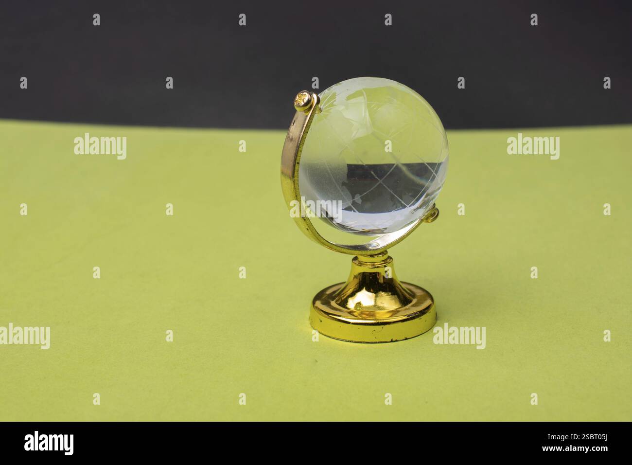 Globo di vetro per l'ambiente e la conservazione. Concetti aziendali o formativi globali Foto Stock