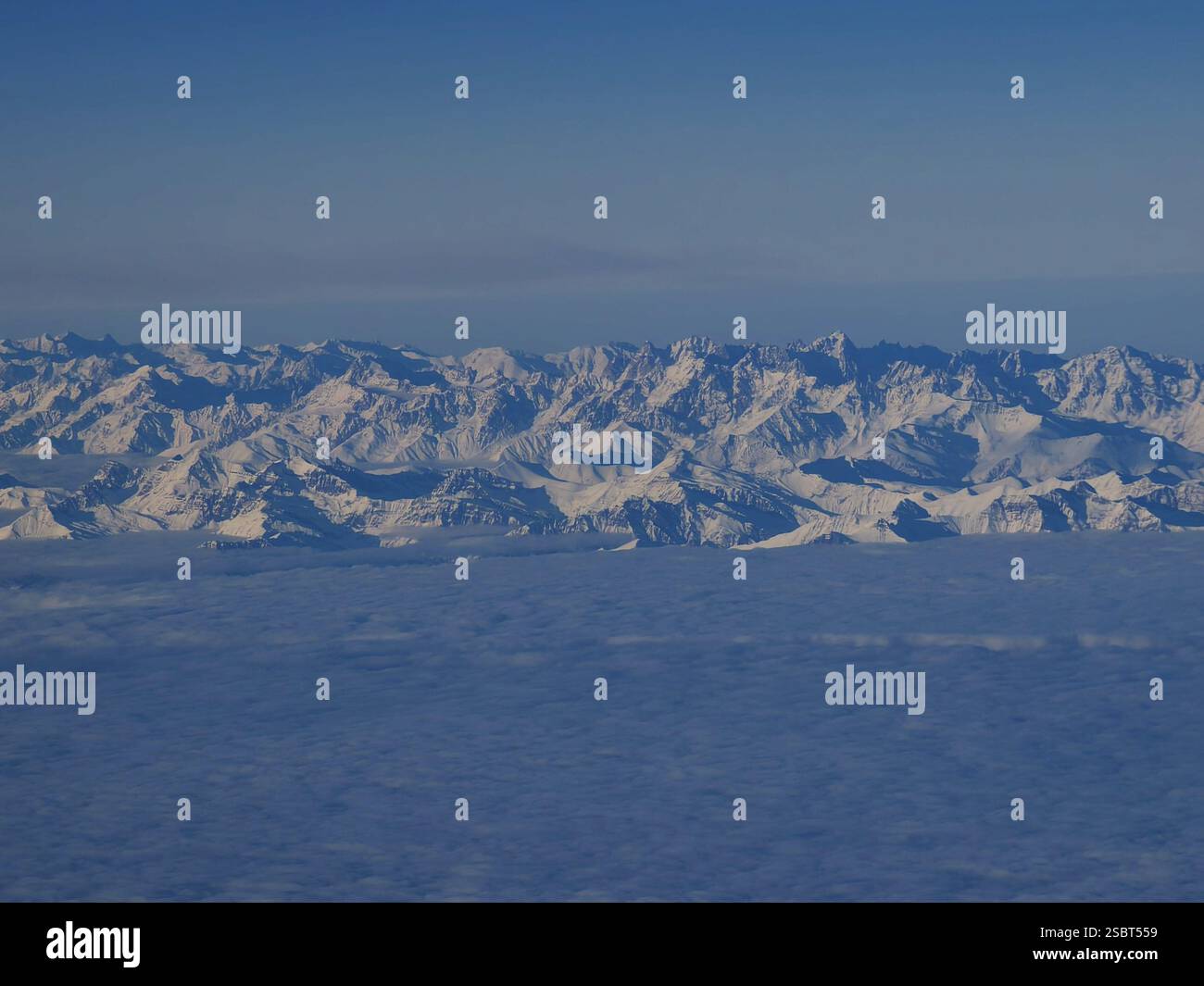 Vista aerea mozzafiato delle montagne innevate Foto Stock