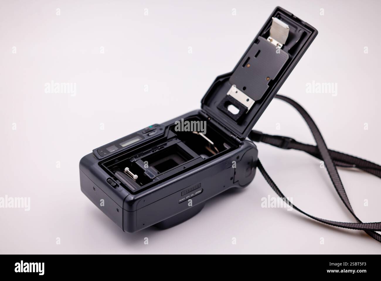 Fotocamera Pentax. Aprire l'area in cui è caricato il contenitore della pellicola. Attrezzatura per fotocamere retrò Foto Stock