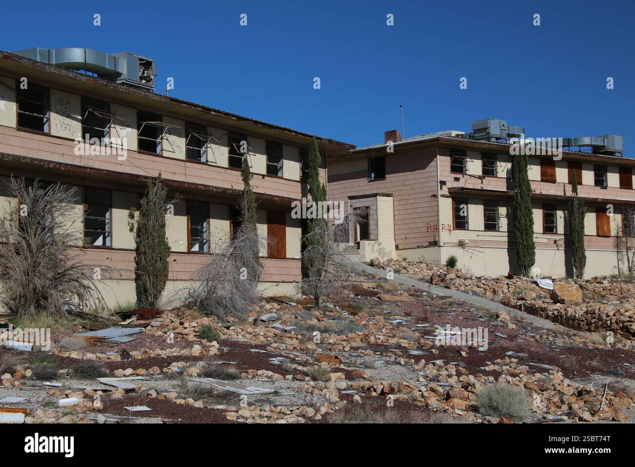 Edifici abbandonati una volta servivano come prigione di sicurezza minima nel deserto vicino a Boron, CA. Foto Stock