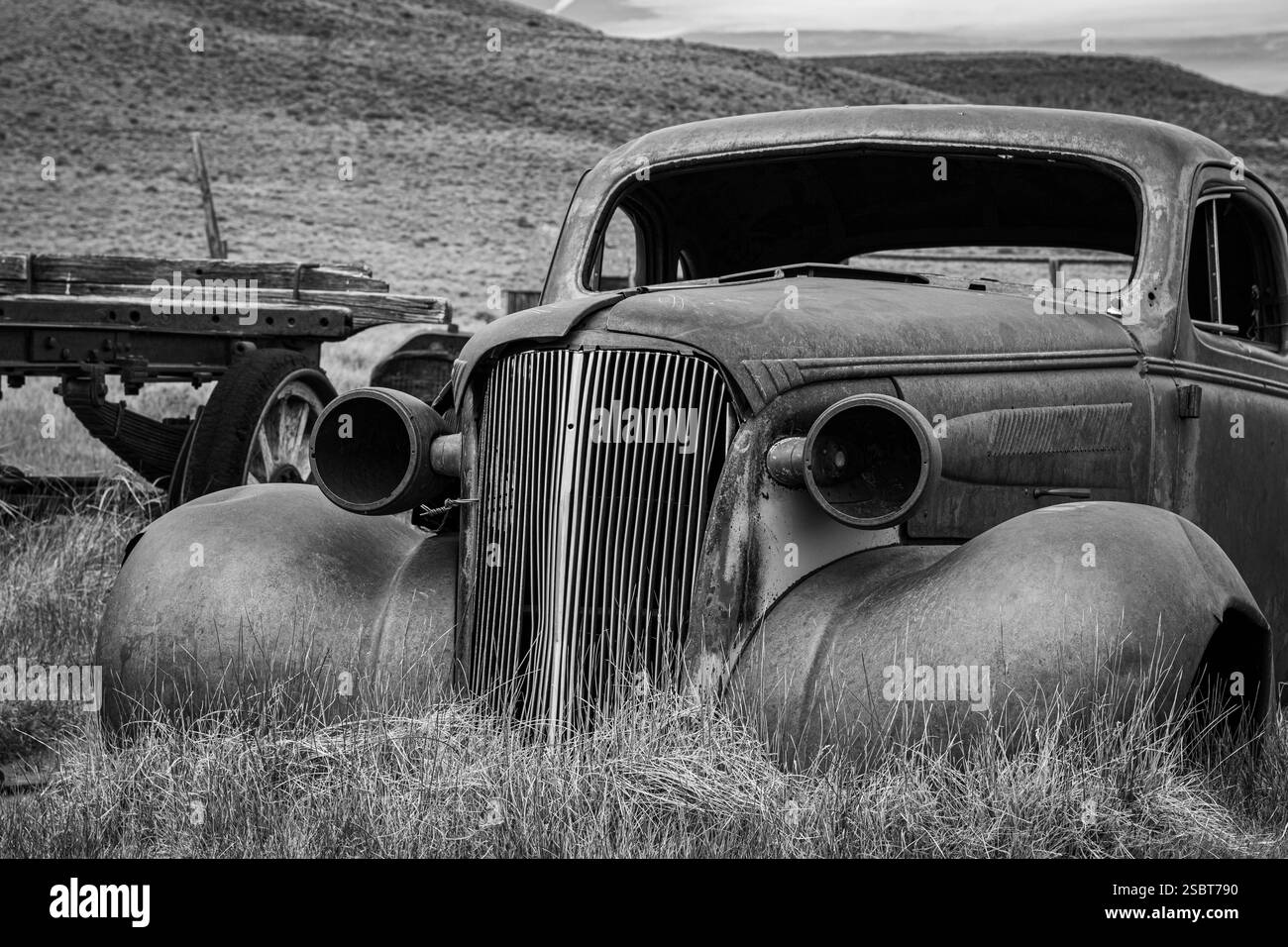 La vista frontale di una classica auto spazzatura abbandonata nella città fantasma di Bodie. Una coupé a due porte del 1937. Foto Stock