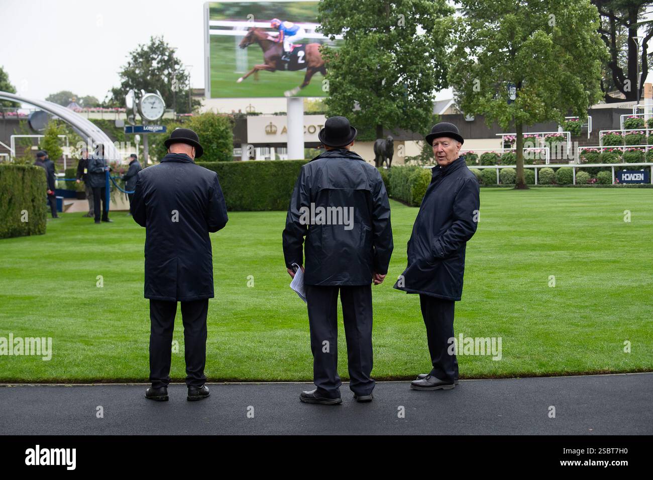 Ascot, Regno Unito. 6 settembre 2024. Cappelli da bowler Ascot che guardano le Wesco Anixter EBF Fillies Novice Stakes (Classe 4) (gara GBB) al Big Food and Festival Weekend supportato da Chapel Down all'ippodromo di Ascot nel Berkshire. Crediti: Maureen McLean/Alamy Foto Stock