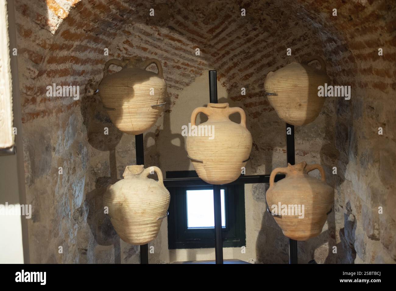 Ceramica, caraffa di argilla, ciotola e vecchio vaso in ceramica di ceramica antica Foto Stock