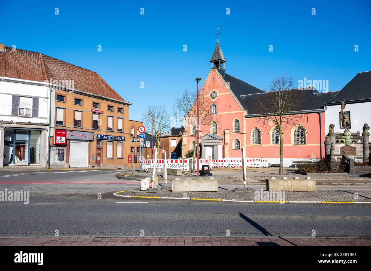 La piazza comune o Gemeenteplein con sale per eventi e aziende locali, asse, Belgio, FEB 1, 2025 Foto Stock