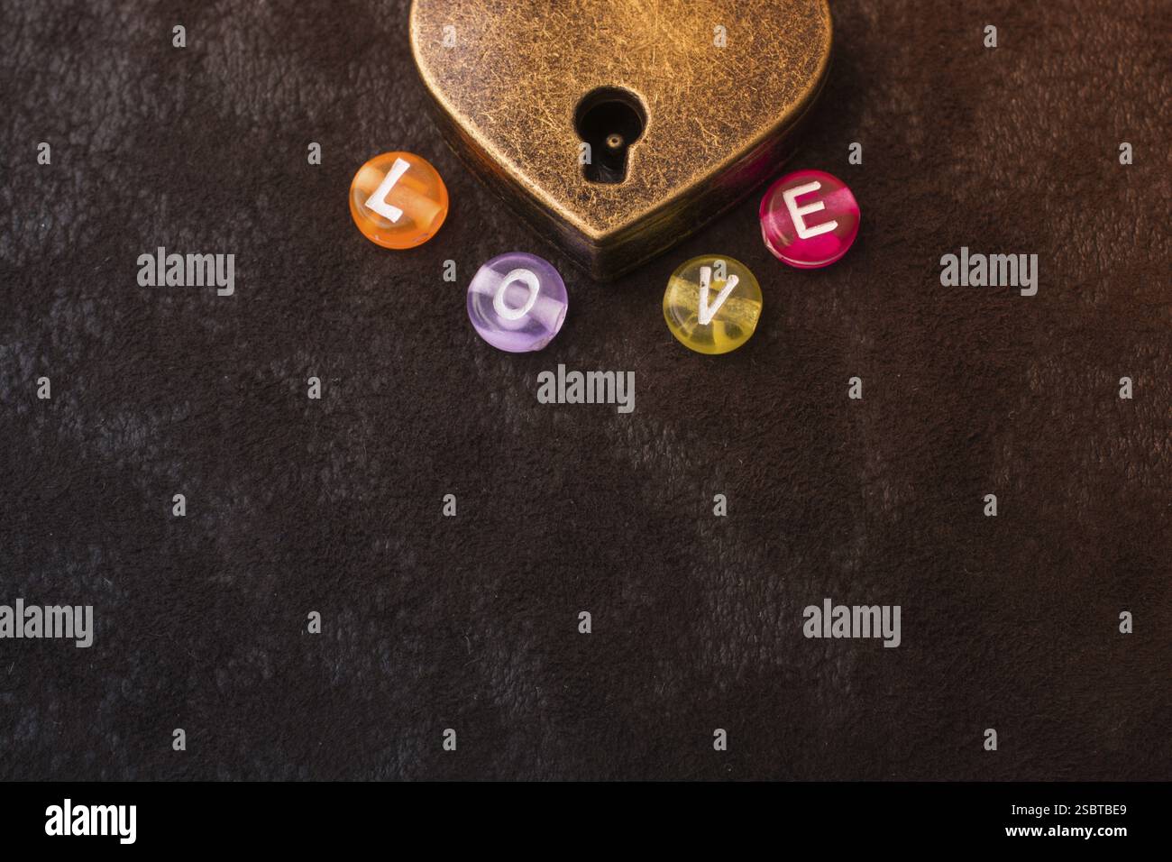 Amore a forma di lucchetto e chiave amore testo su sfondo nero Foto Stock