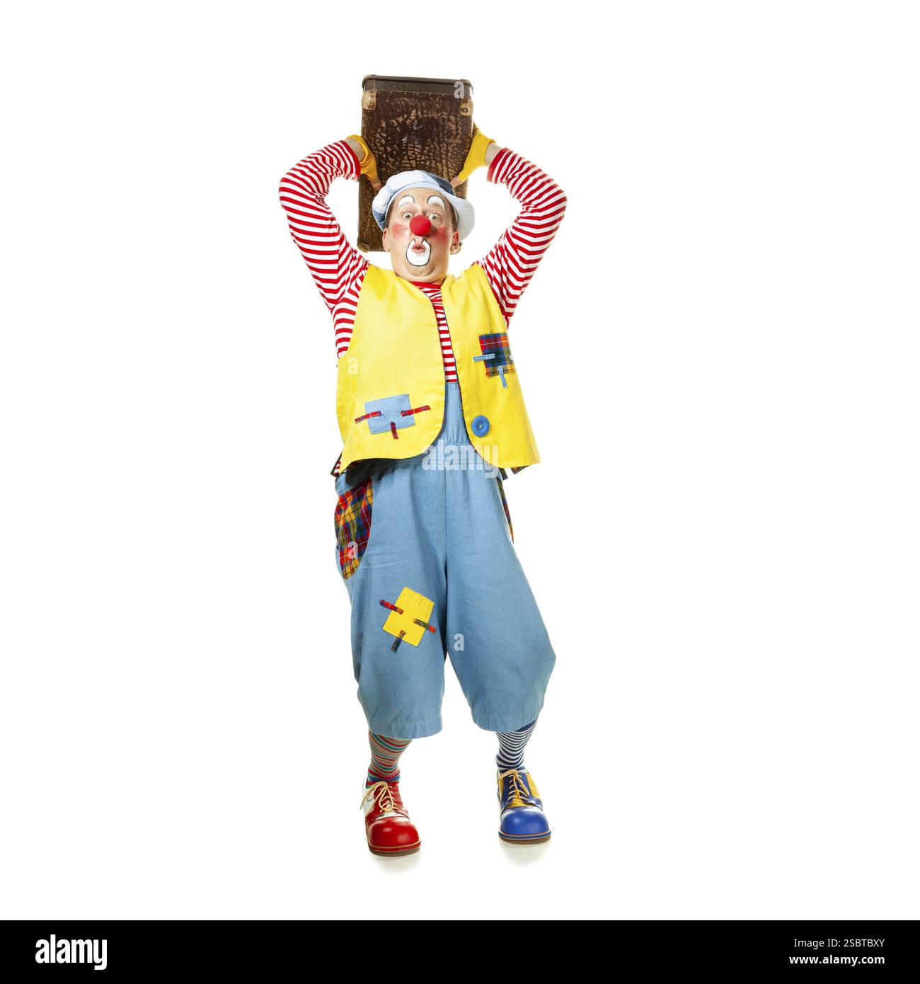 Un buffo clown con un'espressione gioiosa e sorridente, isolato su sfondo bianco Foto Stock