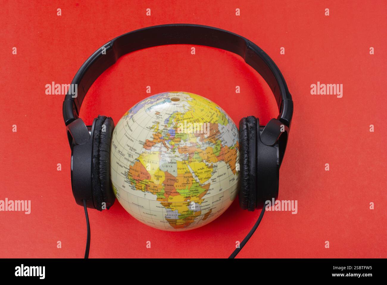 Auricolare a globo isolato sul rosso Foto Stock