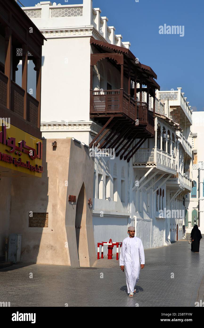 MUTTRAH, MASCATE, OMAN - 27 DICEMBRE 2024: Edifici storici con balconi in legno situati lungo Muttrah Corniche Foto Stock