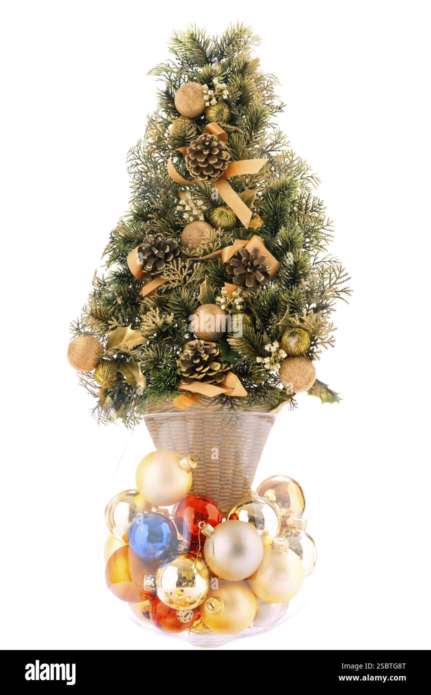 Decorazioni natalizie, albero e palle, isolate sul bianco Foto Stock