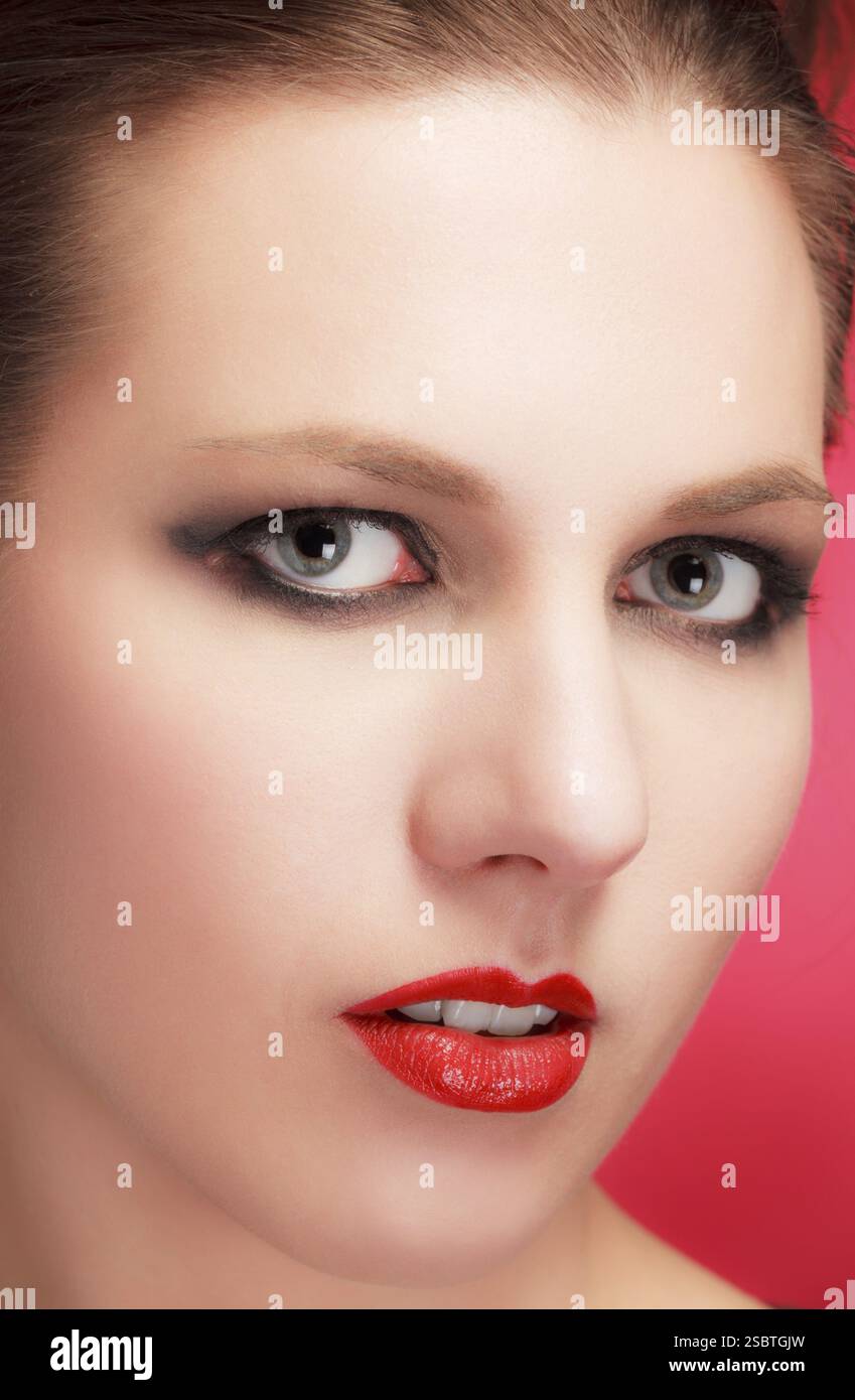 Ritratto di donna elegante con luminosi rossi labbra Foto Stock