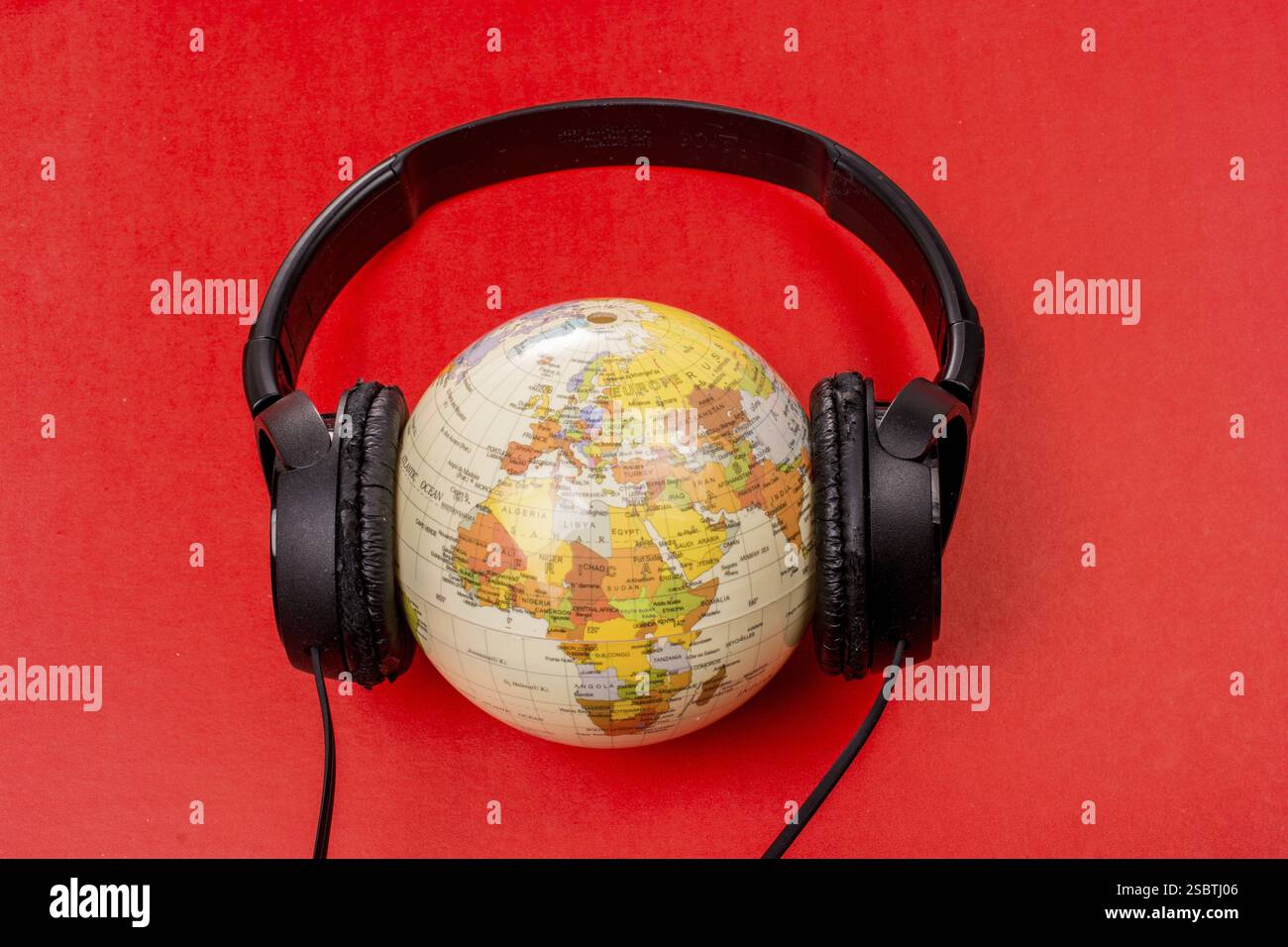 Auricolare a globo isolato sul rosso Foto Stock