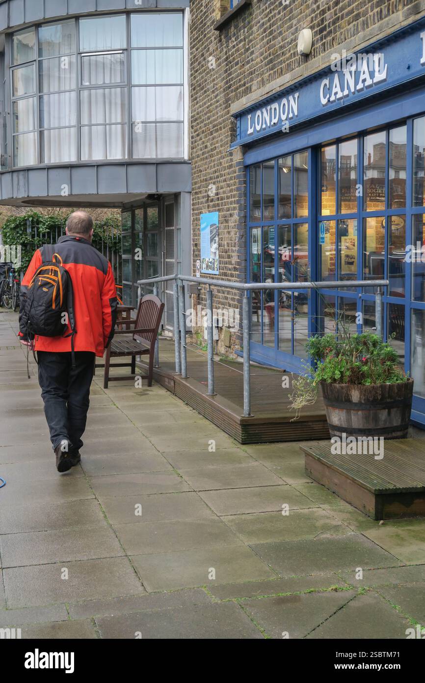 Uomo che cammina davanti al London Canal Museum sulla New Wharf Road a Islington Foto Stock