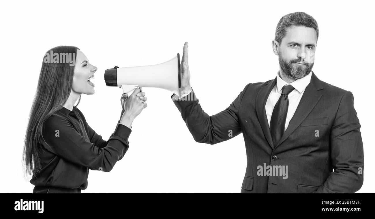 donna d'affari che urla al dipendente con l'altoparlante. uomini d'affari partner in conflitto per la promozione. uomini d'affari che risolvono i conflitti. Posa Foto Stock