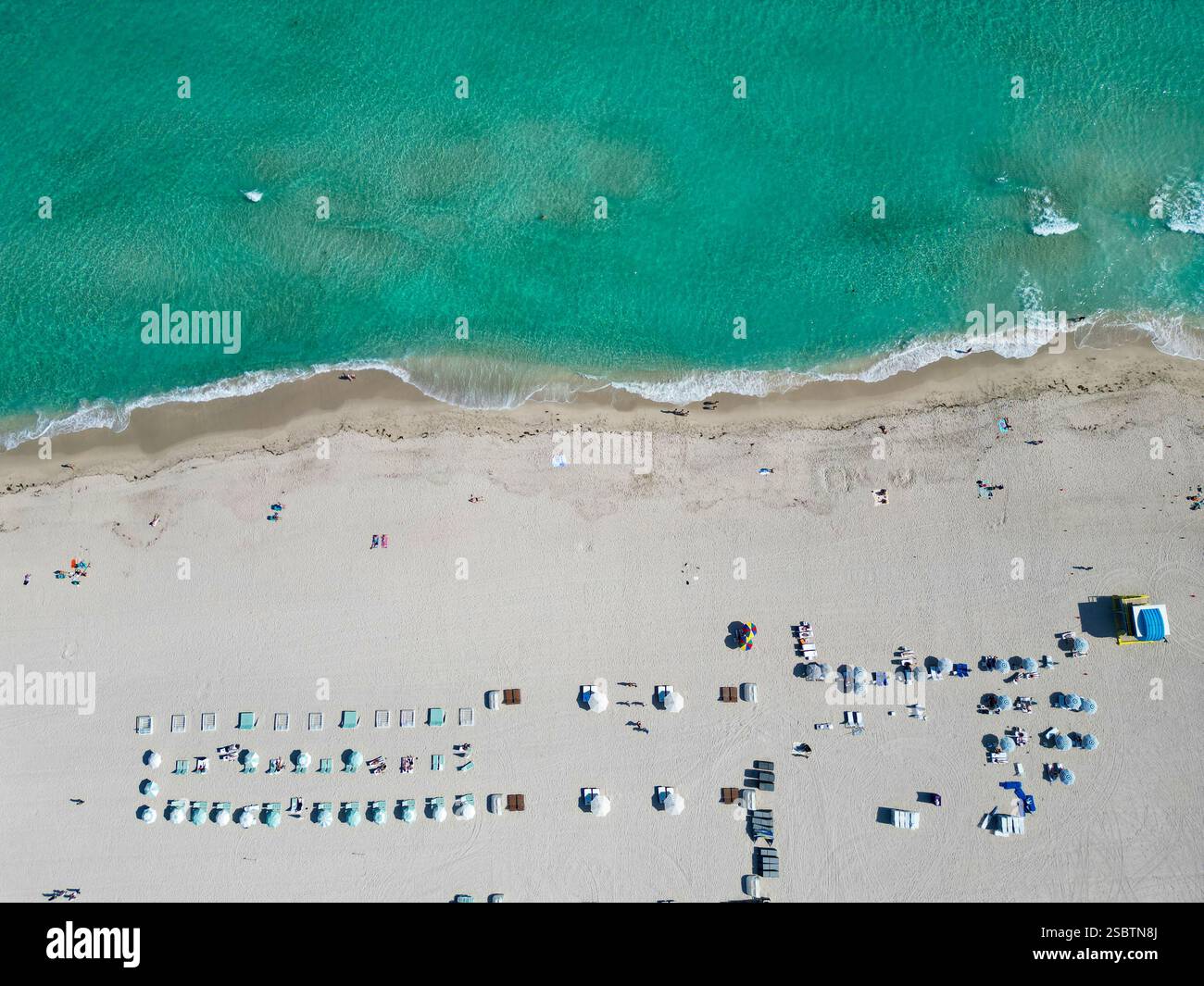 Vacanze estive in paradiso. Vacanze al mare in estate. Relax al mare sotto l'ombrellone. Viaggia verso il mare. Vista dall'alto della spiaggia di sabbia con crysta Foto Stock