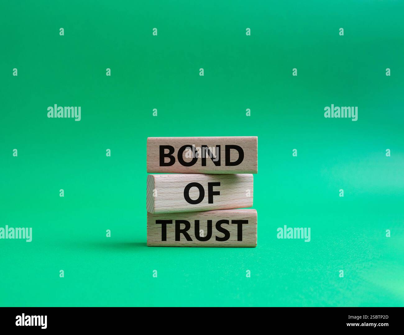 Simbolo del legame di fiducia. Blocchi di legno con parole Bond of Trust. Bellissimo sfondo verde. Business e Bond of Trust. Copia spazio. Foto Stock